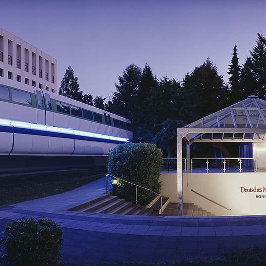 Deutsches Museum Bonn Aussenansicht Eingang mit Exponaten Transrapid 06 und Raumgleiter ELAC