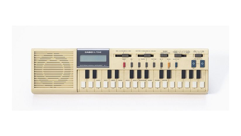 Der kleine Synthesizer Casio VL-Tone stammt aus dem Jahr 1981. Das Instrument gilt als einer der ersten kommerziellen Synthesizer und kam u.a. bei der Band Trio in ihrem Hit "Da da da" zum Einsatz.