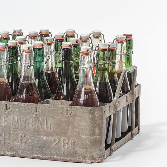 Blechträger mit 24 Bierflaschen.