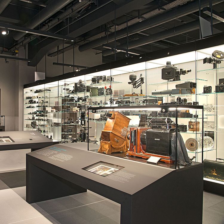 Blick in die Ausstellung Foto und Film mit Vitrine über das Rasterverfahren.