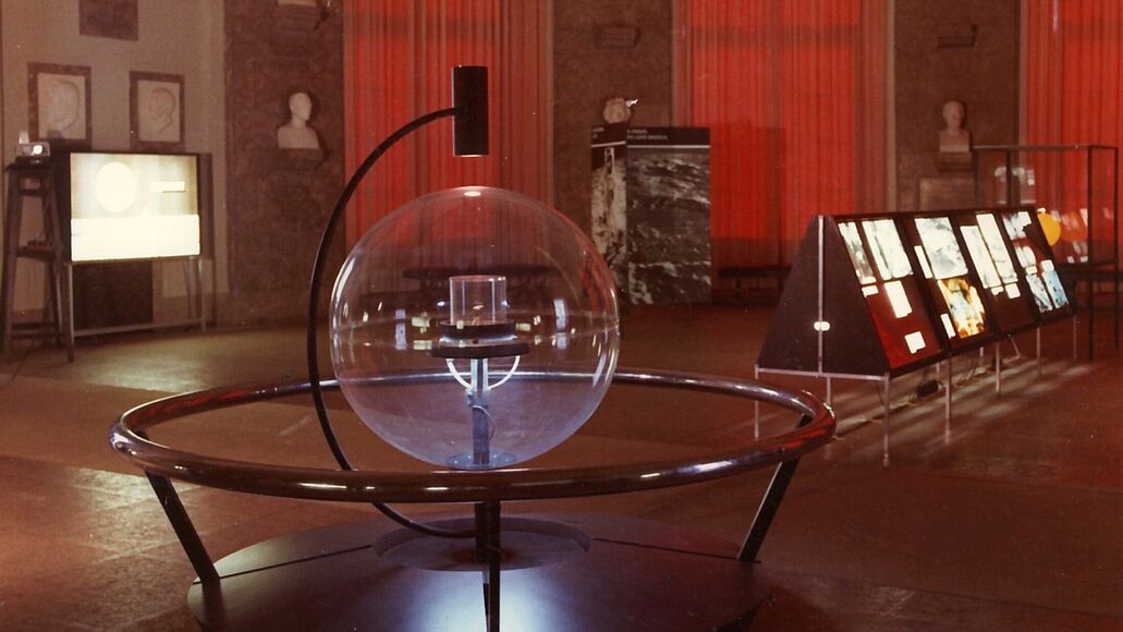Von oben beleuchtete Glaskugel, in deren Mitte sich ein Mondstück befindet, im Zentrum des Ehrensaals des Deutschen Museums