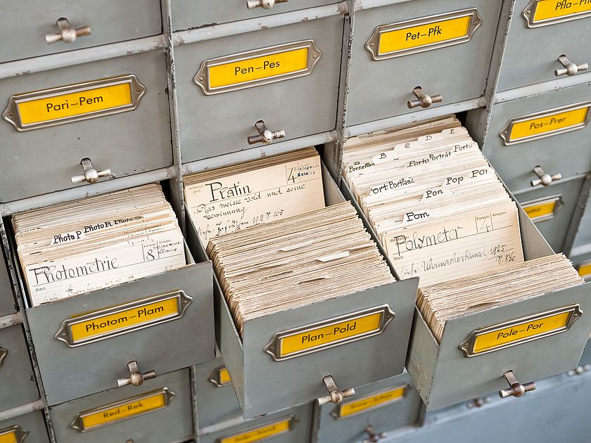 Alter Kartenkatalog der Bibliothek des Deutschen Museums Der alte Kartenkatalog der Bibliothek des Deutschen Museums. Einige Fächer sind geöffnet und man sieht die darin enthaltenen Karteikarten.