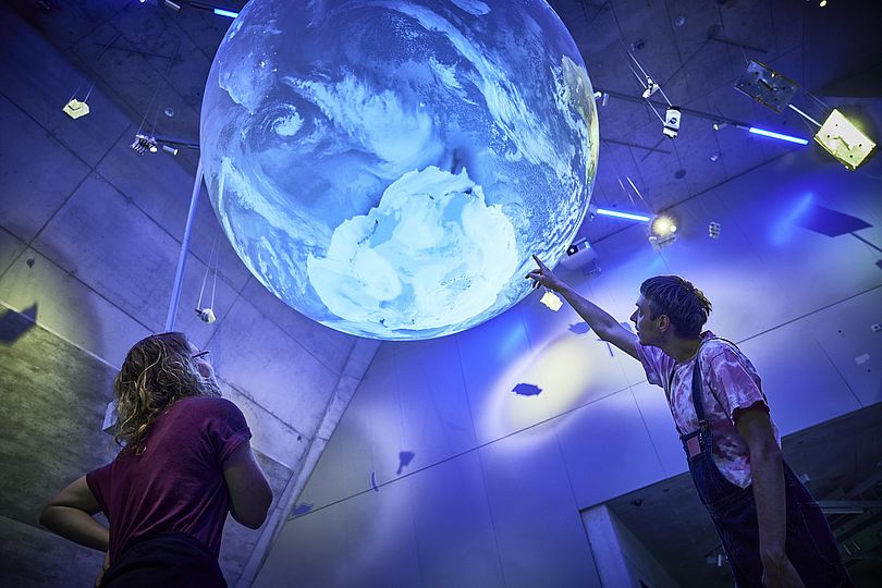 Deutsches Museum Nuernberg Ausstellung Themen System Erde Globus mit Personen