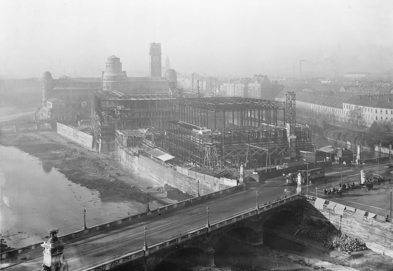 Schwarzweiß Fotografie von der Baustelle auf der Museumsinsel