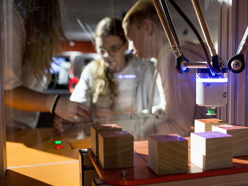 Erlebnisraum Robotik und Mobilitaet mit einem Delta-Roboter.