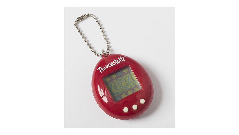  In der zweiten Hälfte der 1990er Jahre brachte der japanische Spielzeughersteller Bandai mit dem Tamagotchi das erste "künstliche Lebewesen" auf den Markt. In Deutschland wurden die ersten Exemplare 1997 verkauft. Der Name Tamagotchi ist ein Kofferwort aus dem japanischen Wort "Tamago" (Ei) und dem englischen Wort "watch" (Uhr). Das Spielprinzip besteht darin, ein virtuelles Küken vom Zeitpunkt des Schlüpfens bis zu seinem Tod wie ein echtes Haustier zu pflegen. Dabei verlangt dieses nach Essen, Trinken und Zuneigung. Fühlt sich das Tamagotchi vernachlässigt, wird es krank und stirbt schließlich. Das Spiel muss von vorne begonnen werden. 
