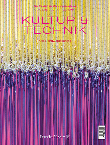 Zahllose blau-pinke Litzen und gelb-weise Kettfäden 