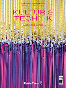 Zahllose blau-pinke Litzen und gelb-weise Kettfäden 