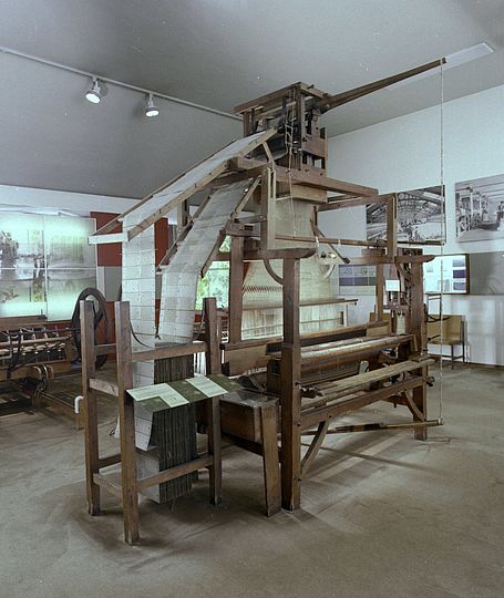 Der Jaquard-Webstuhl in der Ausstellung Textiltechnik.