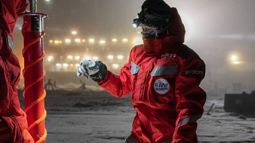 Forscher der "Polarstern" nehmen Proben aus Eisbohrkernen