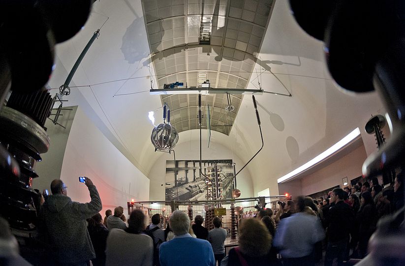 Demonstration of the Faraday cage.