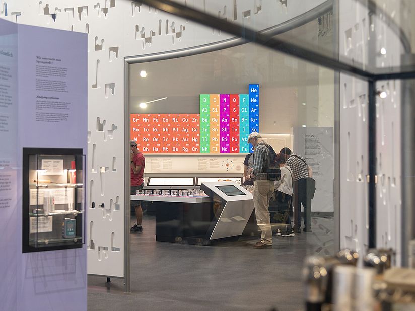Besucherinnen und Besucher in der Ausstellung Chemie.