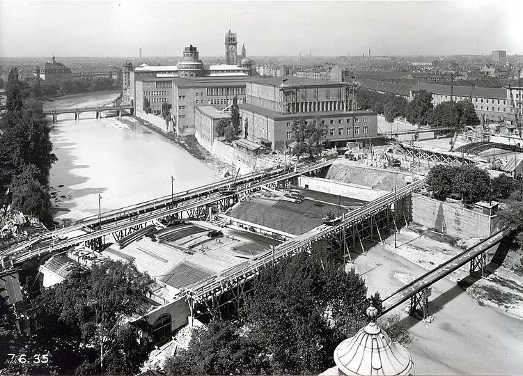 1935 ist der Kongresssaal fertig, die Ludwigsbrücke davor noch eine große Baustelle.