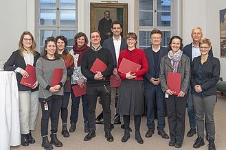 Julia Sawitzki, Anna Micheluz, Eva Angelin, Daniela Schneevoigt, Ludwig Bauer, Johannes Hagmann, Julia Bloemer, Wolfgang Heckl, Marisa Pamplona, Helmuth Trischler und Kärin Nickelsen bei der Verleihung des Publikationspreises des Deutschen Museums 2023