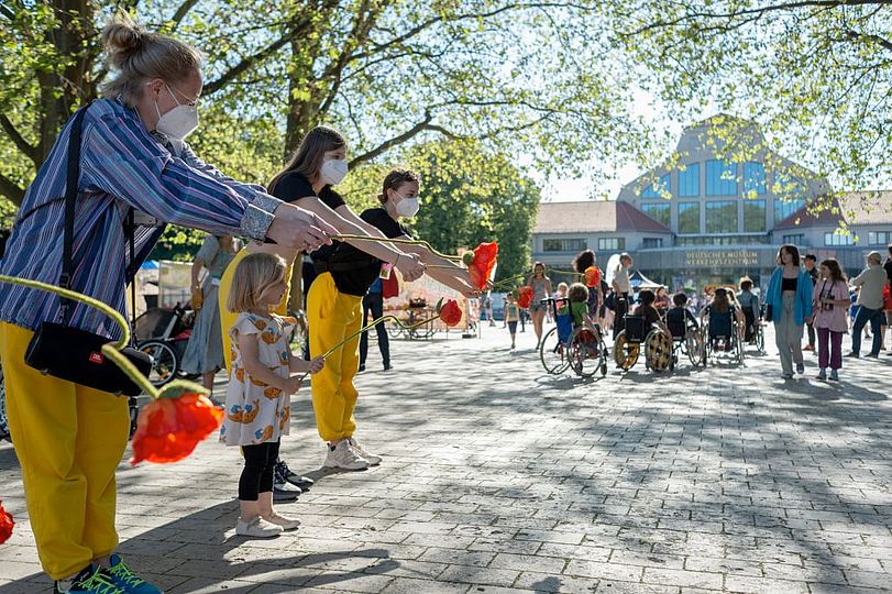 Kiks-Festival: Frauen und Mädchen führen Tanz-Performance vor.