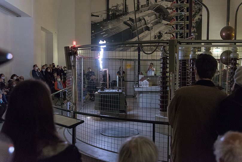 Vorführung an der Hochspannungsanlage