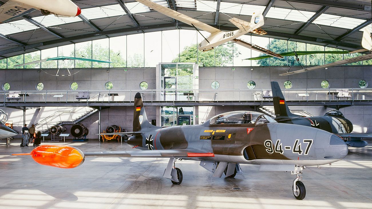 Militärflugzeug Lockheed T-33 in der Flugwerft Schleißheim.