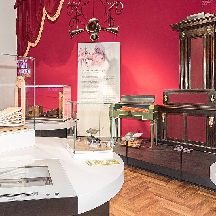 Themenbereich "Akustische Experimente um 1800" der Ausstellung Musikinstrumente. 
