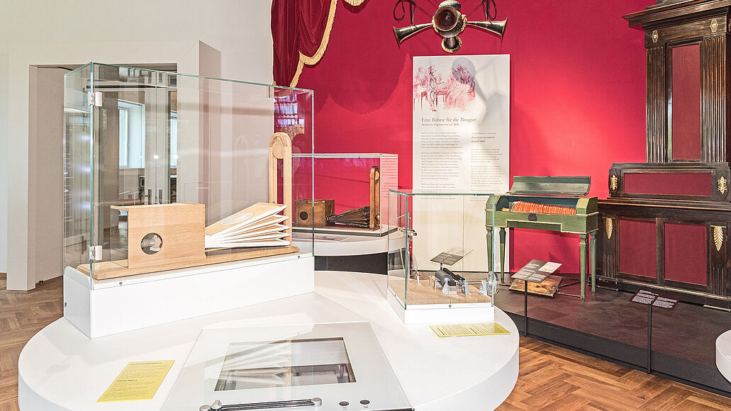 Themenbereich "Akustische Experimente um 1800" der Ausstellung Musikinstrumente. 
