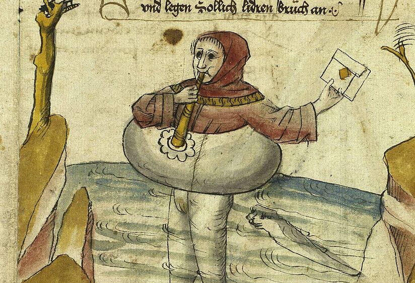 Der Bote steht bis zum Bauch im Wasser und hält einen Brief hoch.