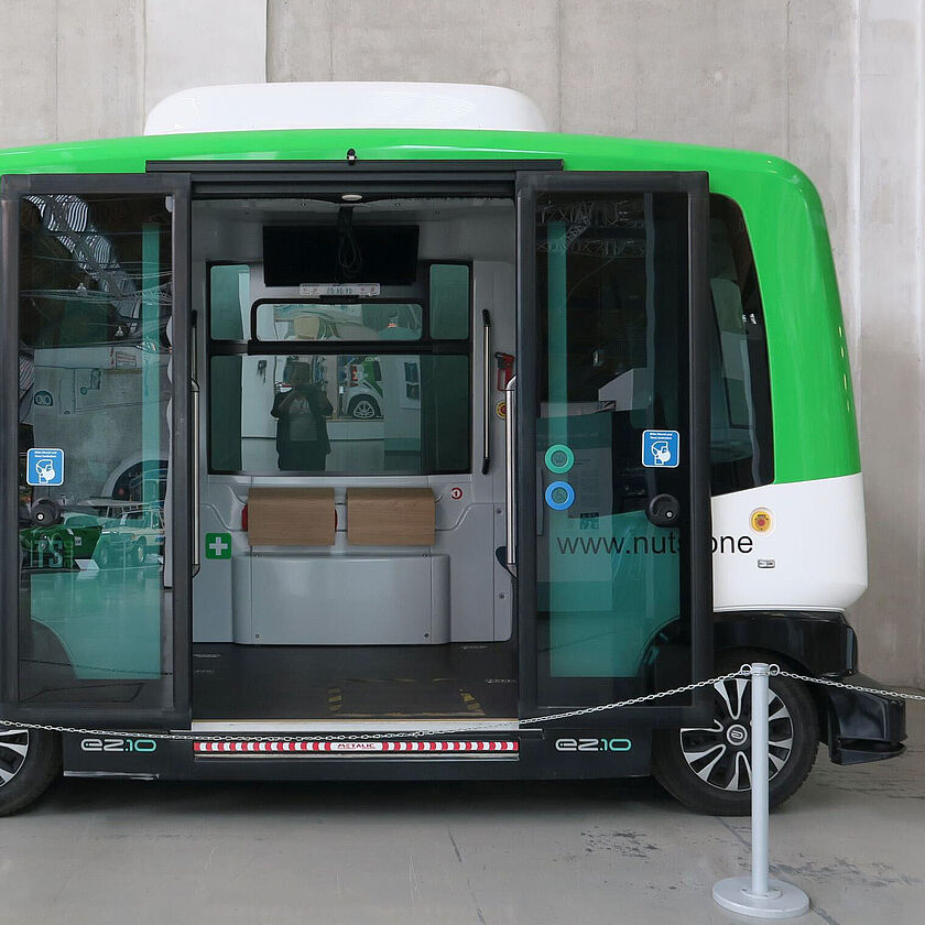 Seitenansicht des autonomen Shuttlebus EasyMile EZ10.