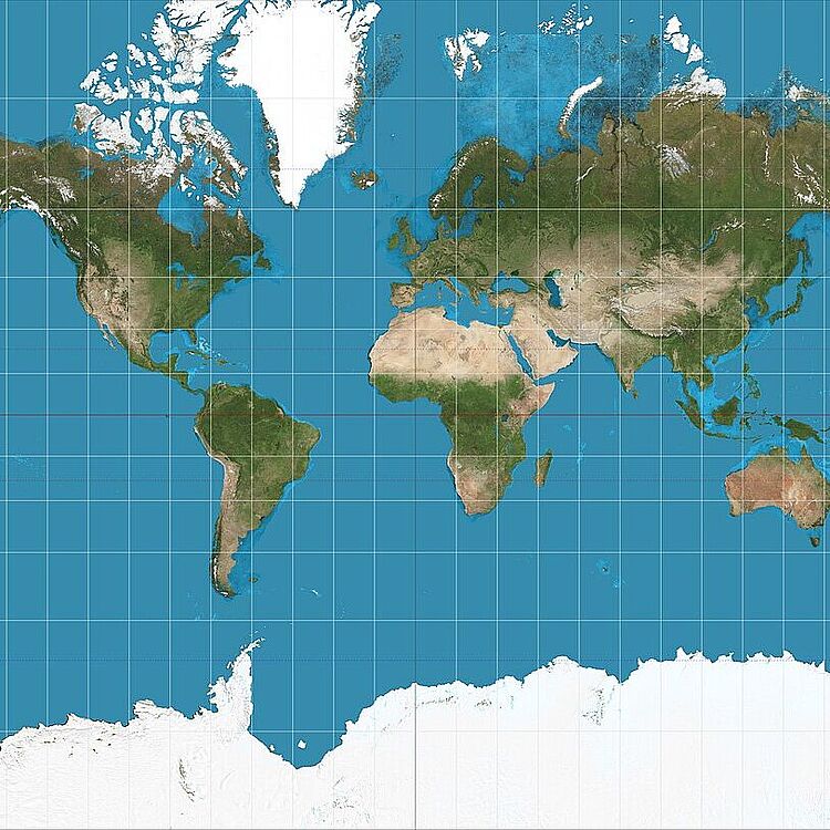 Weltkarte in rechteckiger Projektion mit Meer in blau, Kontinenten in natürlichen Farben, eingezeichnetem Längengrad-/Breitengradgitter und sichtbarem Antarktis-Eis am unteren Rand.