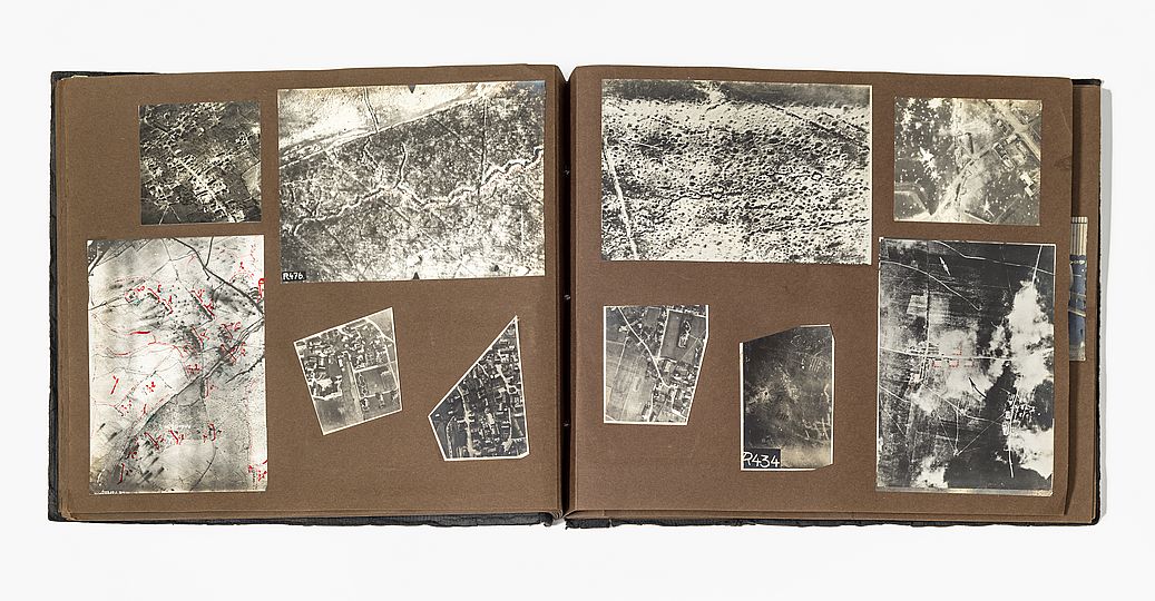 Zwei Seiten aus dem persönlichen Fotoalbum von Franz Kneer mit Luftaufnahmen aus dem Ersten Weltkrieg. 