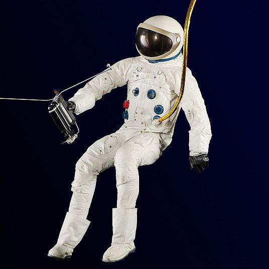 Freischwebender Astronaut im Raumanzug