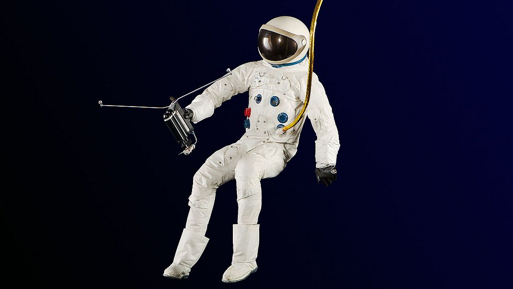 Astronaut im Raumanzug Freischwebender Astronaut im Raumanzug