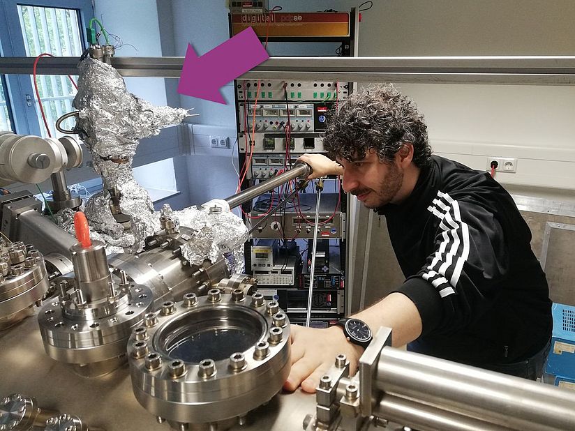 Dr. Gianluca Galeotti an der Ultra-Hoch-Vakuum Anlage.