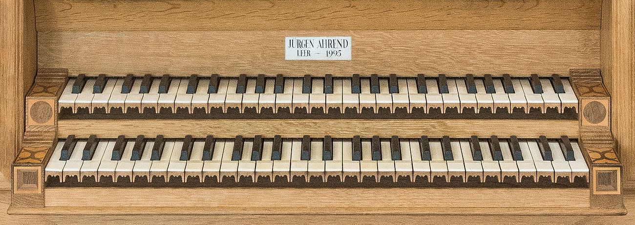 Foto der beiden übereinanderliegenden Manualtastaturen der Ahrend-Orgel