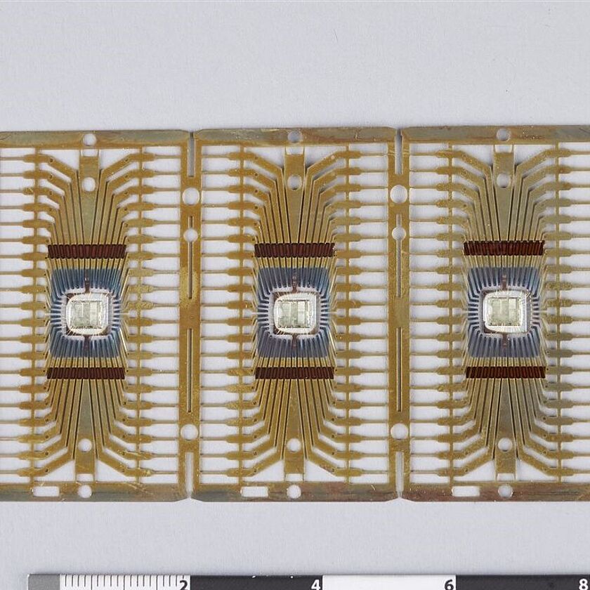 Vier farbige Metallstreifen, die als Rohlinge für Mikrocontroller dienen.