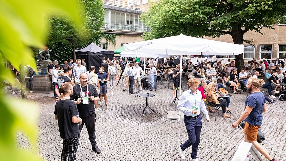 Veranstalzungsbesucher im Innenhof