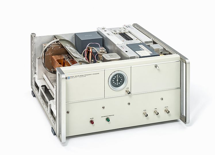 Atomuhr 5061 A.