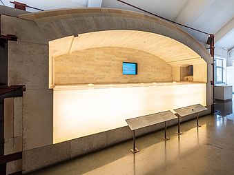 Blick in den Ausstellungsbereich  „Werkstoff Glas" mit einem Glasofen.