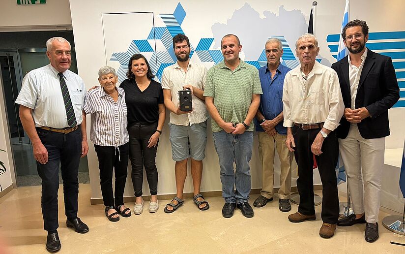 Foto: Übergabe der Magazinkamera Inv.-Nr. 69008 an die Erben nach Nathan Grünsfelder in der Bayerischen Auslandsvertretung in Tel Aviv, 27.10.2025. Wir danken dem Bayerischen Antisemitismusbeauftragten für die logistische Unterstützung bei der Abwicklung der Restitution.