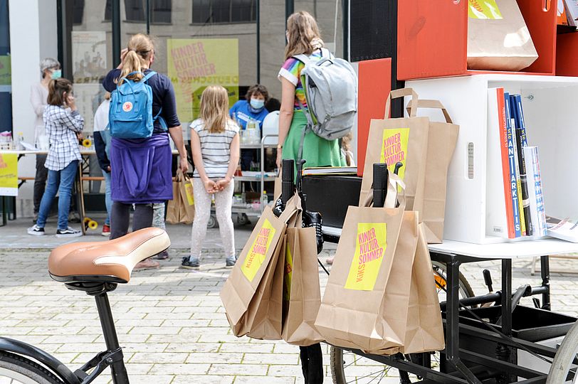 Kiks-Festival: Besucher stehen vor einer Mitmachstation.