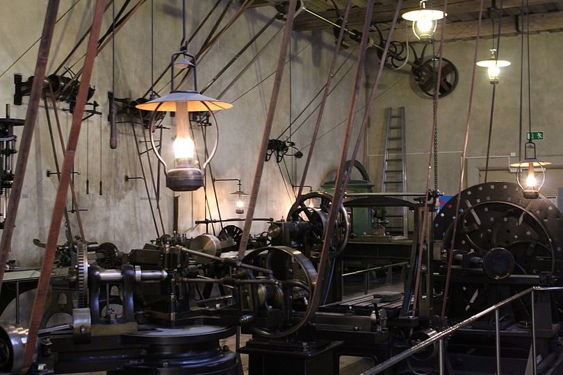 Blick in einen Raum der Werkzeugmaschinen-Ausstellung, der die Atmosphäre einer Werkstatt aus dem 19. Jahrhundert vermittelt.