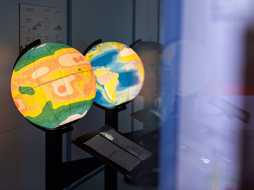 Das System Erde dargestellt durch verschiedene Globen.