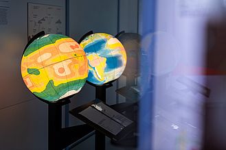 Das System Erde dargestellt durch verschiedene Globen.