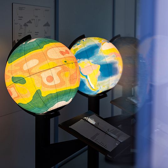 Das System Erde dargestellt durch verschiedene Globen.