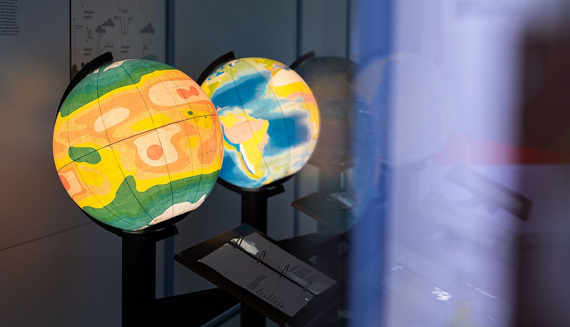 Das System Erde dargestellt durch verschiedene Globen.