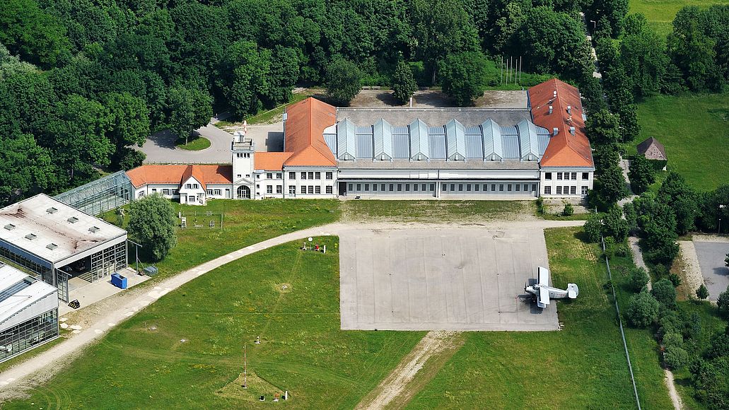 zur Geschichte der historischen Flugplatzgebäude.