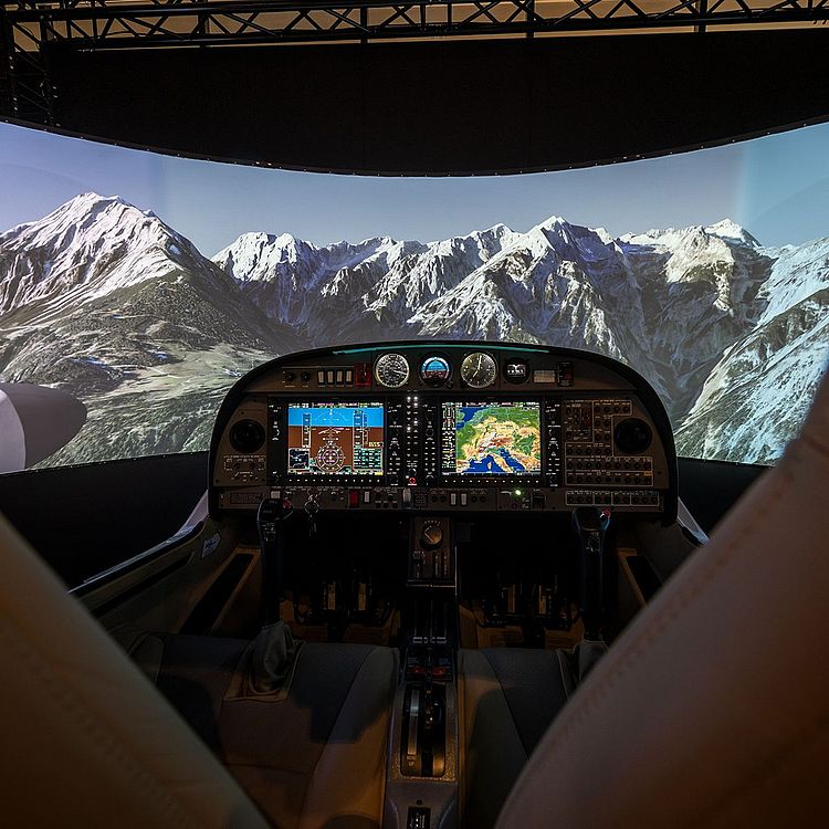 Blick in Flugsimulator auf Basis des zweimotorigen Flugzeugs DA 42 NG der modernen Luftfahrt