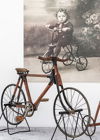 Altes Holzfahrrad in der Sonderausstellung Mobile Kinderwelten.