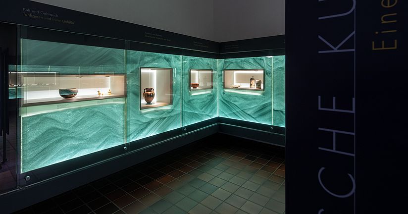 Objekte aus Keramik. Darunter eine Vase, Bierkrüge und einige Schalen.