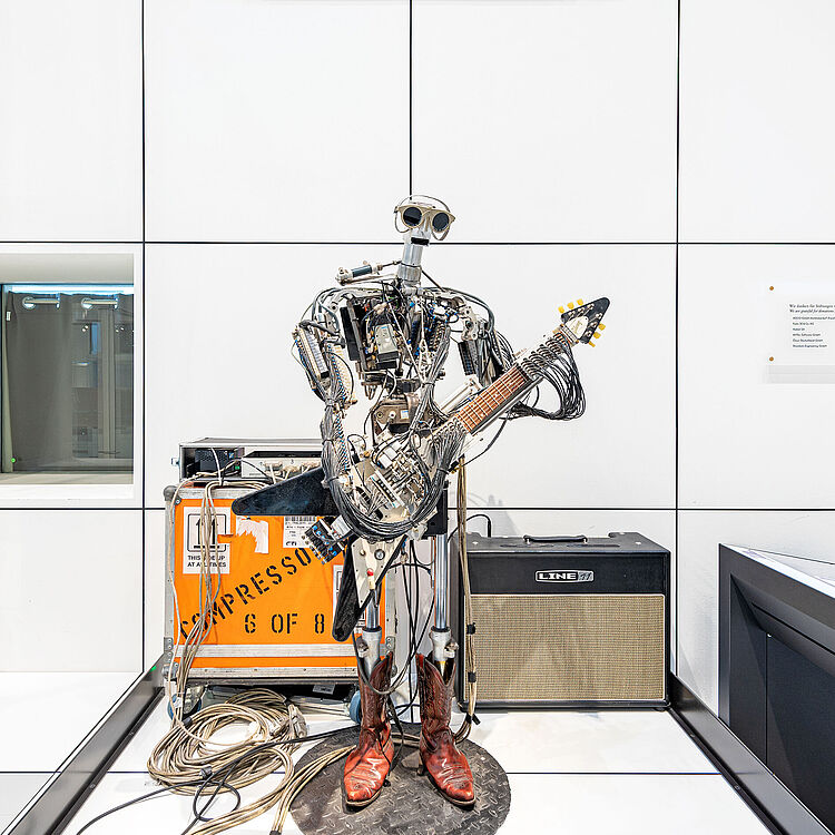 E-Gitarre spielender Roboter