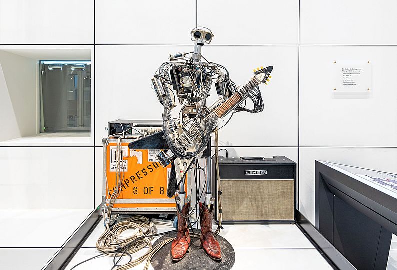 E-Gitarre spielender Roboter