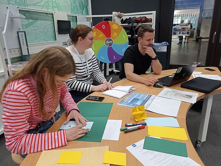 Studierende arbeiten