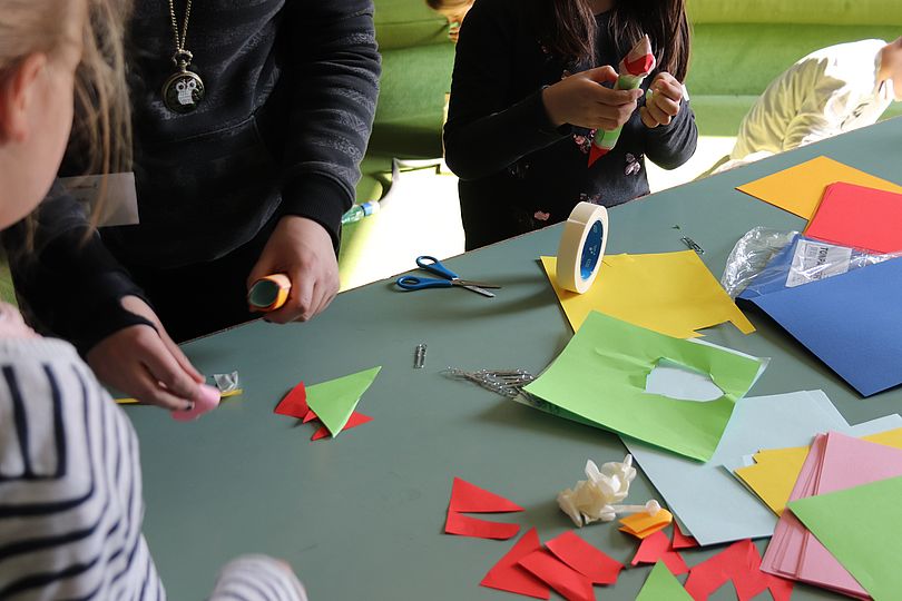 Kinder beim Bau einer Rakete